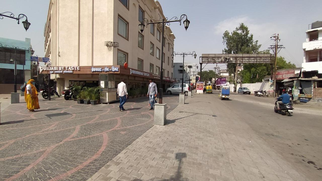 Hotel Radiance Bareilly Bagian luar foto