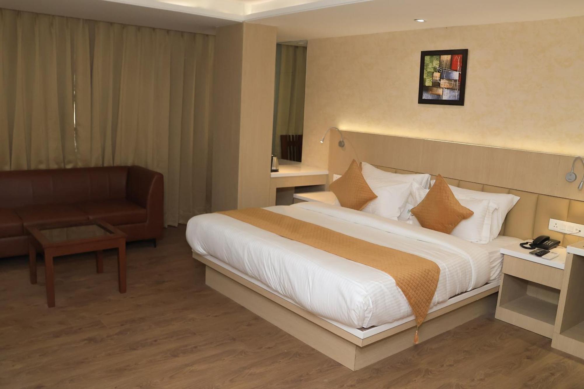 Hotel Radiance Bareilly Bagian luar foto
