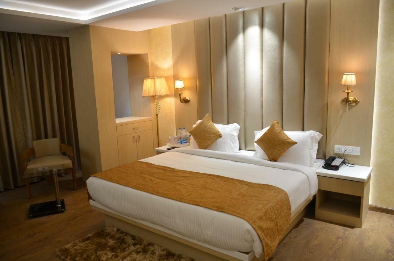 Hotel Radiance Bareilly Bagian luar foto
