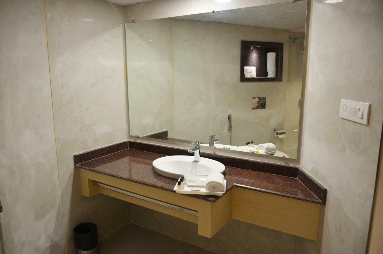 Hotel Radiance Bareilly Bagian luar foto