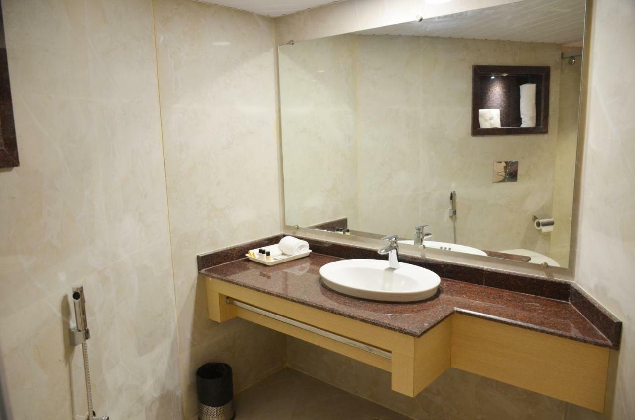 Hotel Radiance Bareilly Bagian luar foto